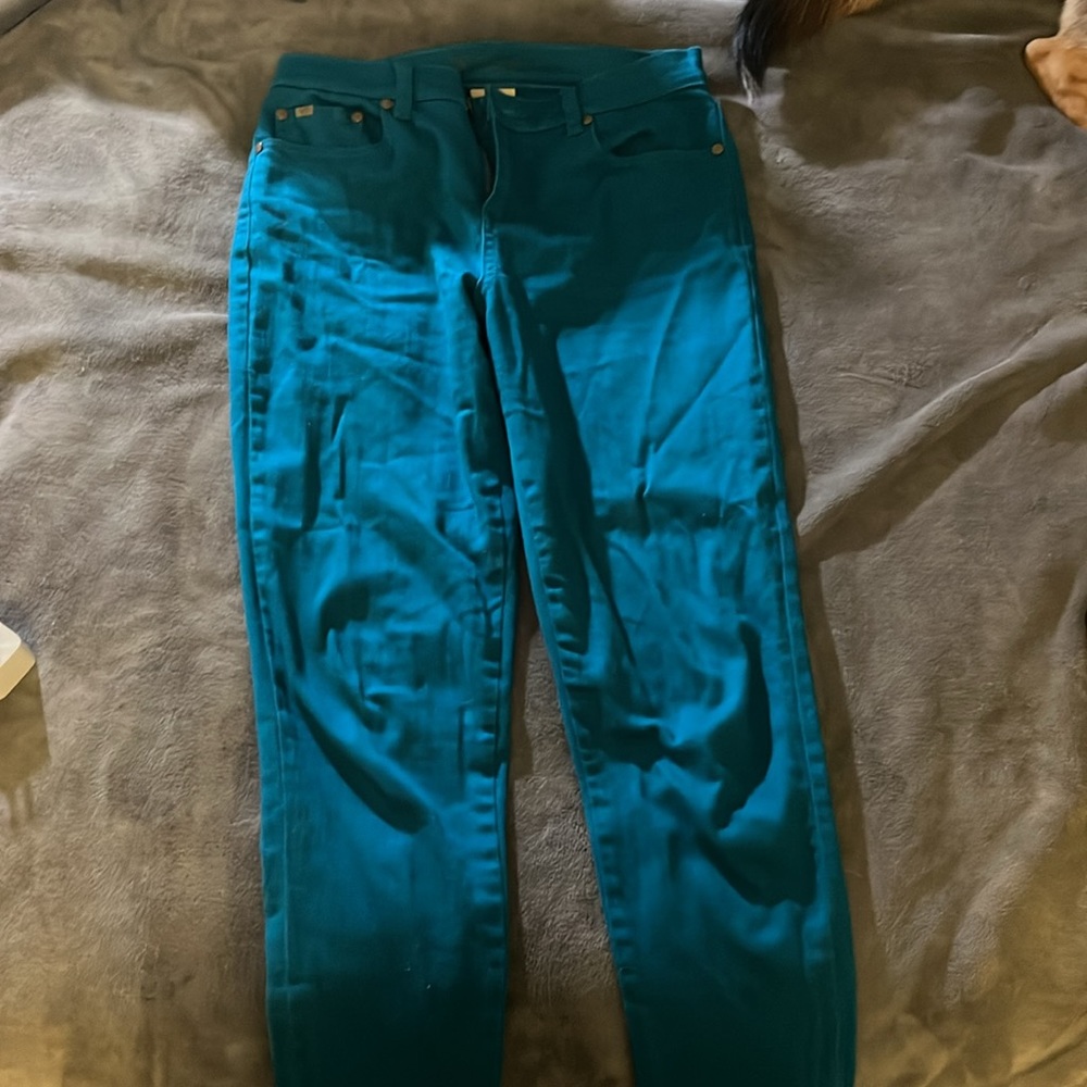 Woman’s pants, size 6, with zippered tapered bottoms. Excellent condition.